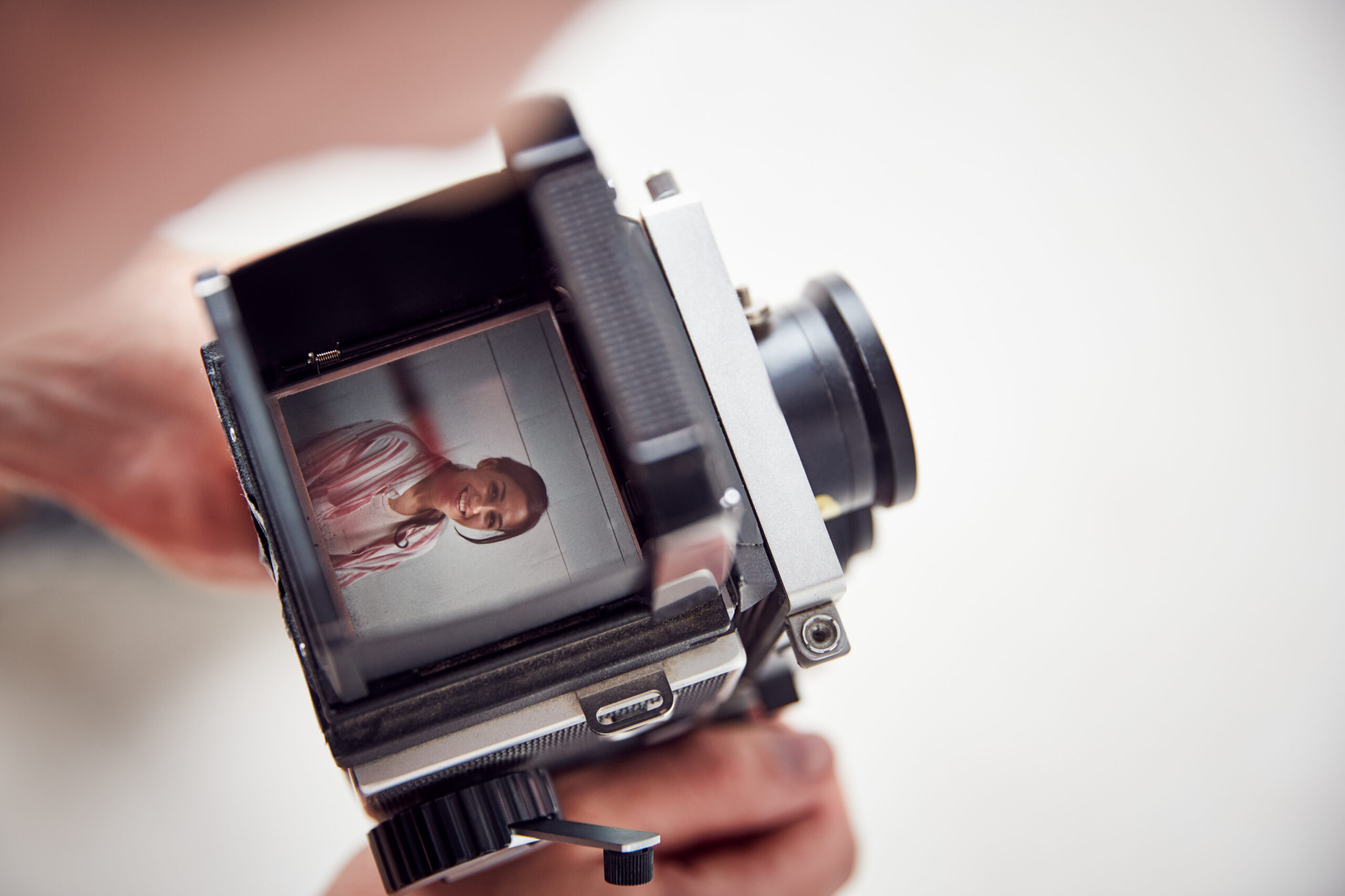Eine Fotografin kontrolliert auf der Kamera das Ergebnis des Fotoshootings